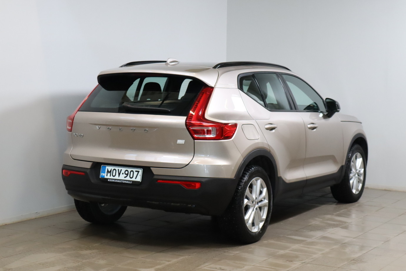 Esittelykuva VOLVO XC40 lataushybridiautosta.