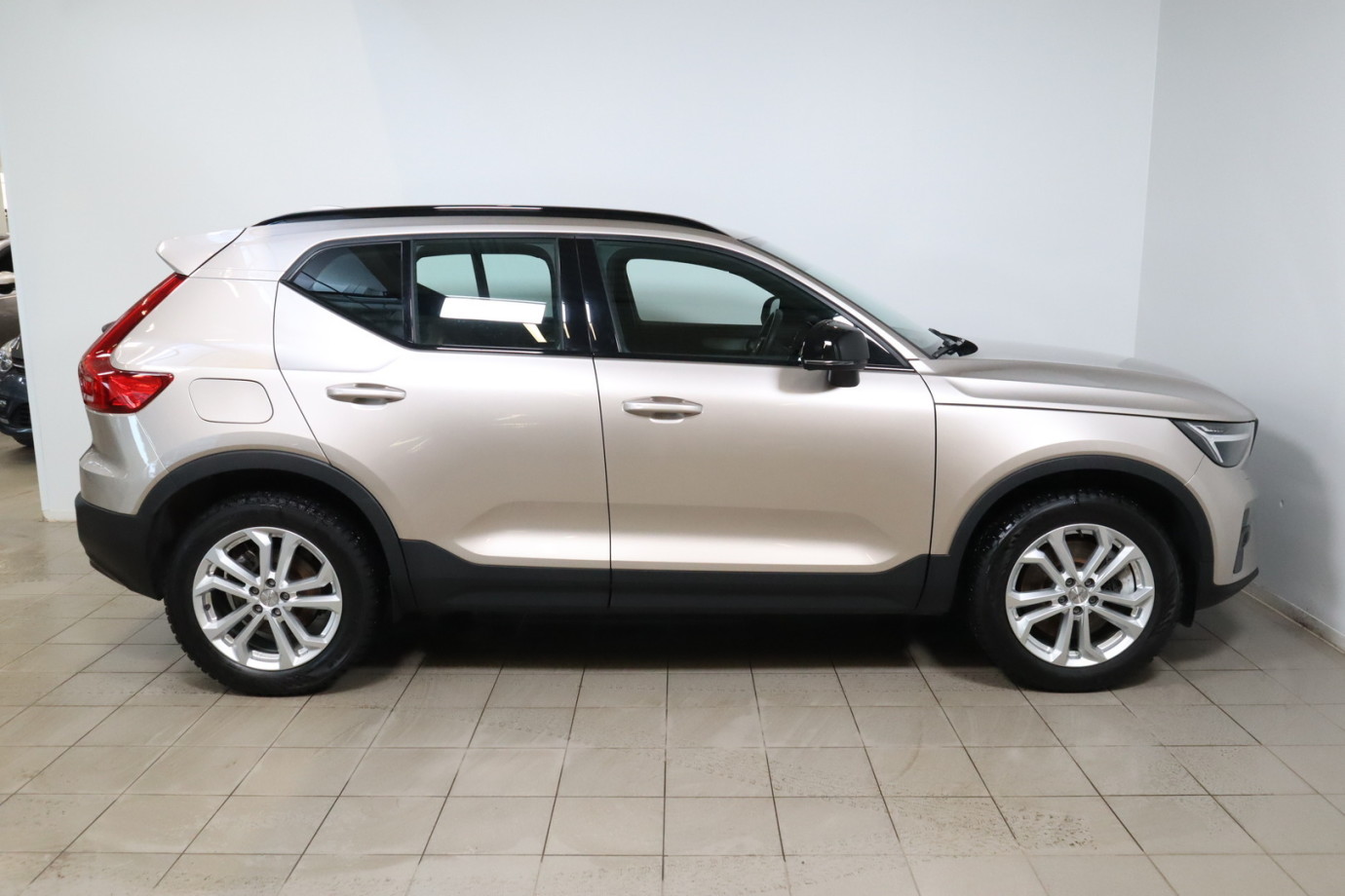 Esittelykuva VOLVO XC40 lataushybridiautosta.