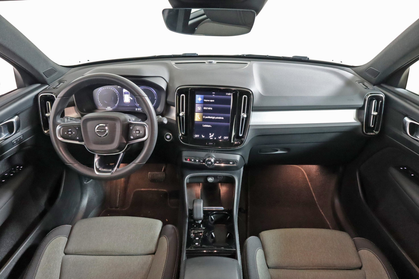 Esittelykuva VOLVO XC40 lataushybridiautosta.