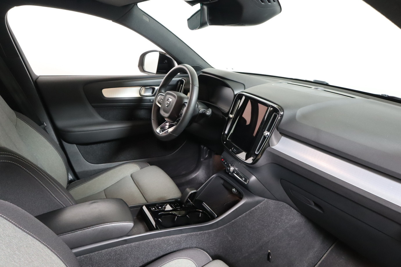 Esittelykuva VOLVO XC40 lataushybridiautosta.