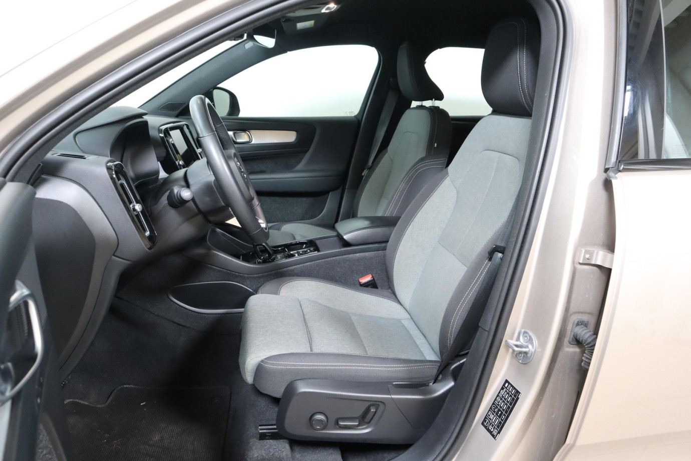 Esittelykuva VOLVO XC40 lataushybridiautosta.