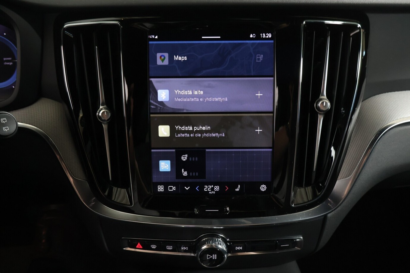 Esittelykuva VOLVO V60 lataushybridiautosta.