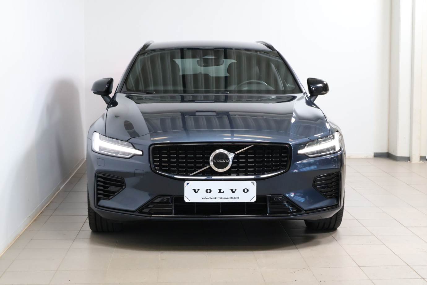 Esittelykuva VOLVO V60 lataushybridiautosta.