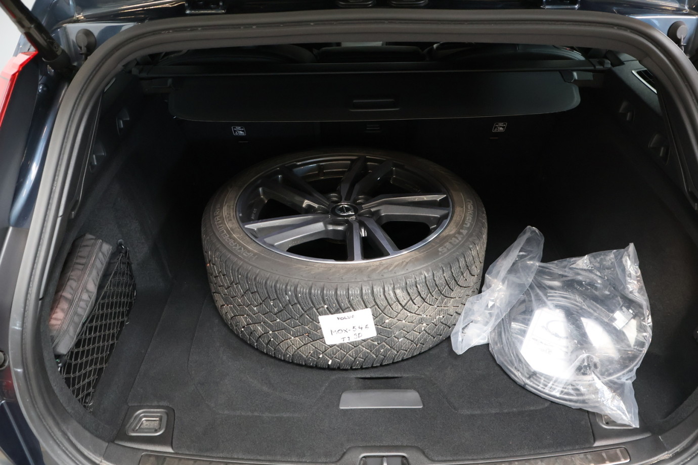 Esittelykuva VOLVO V60 lataushybridiautosta.