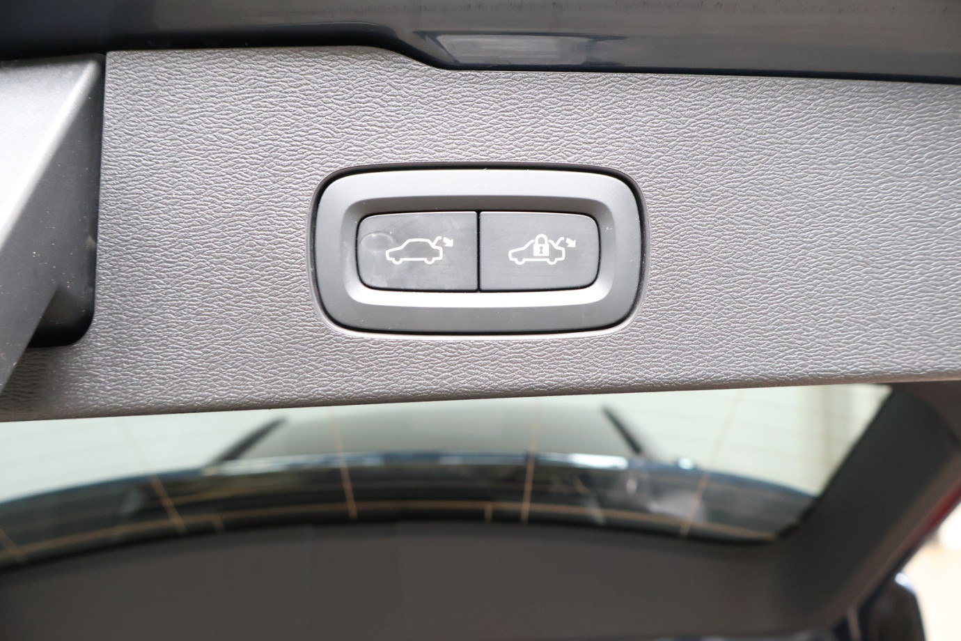 Esittelykuva VOLVO V60 lataushybridiautosta.