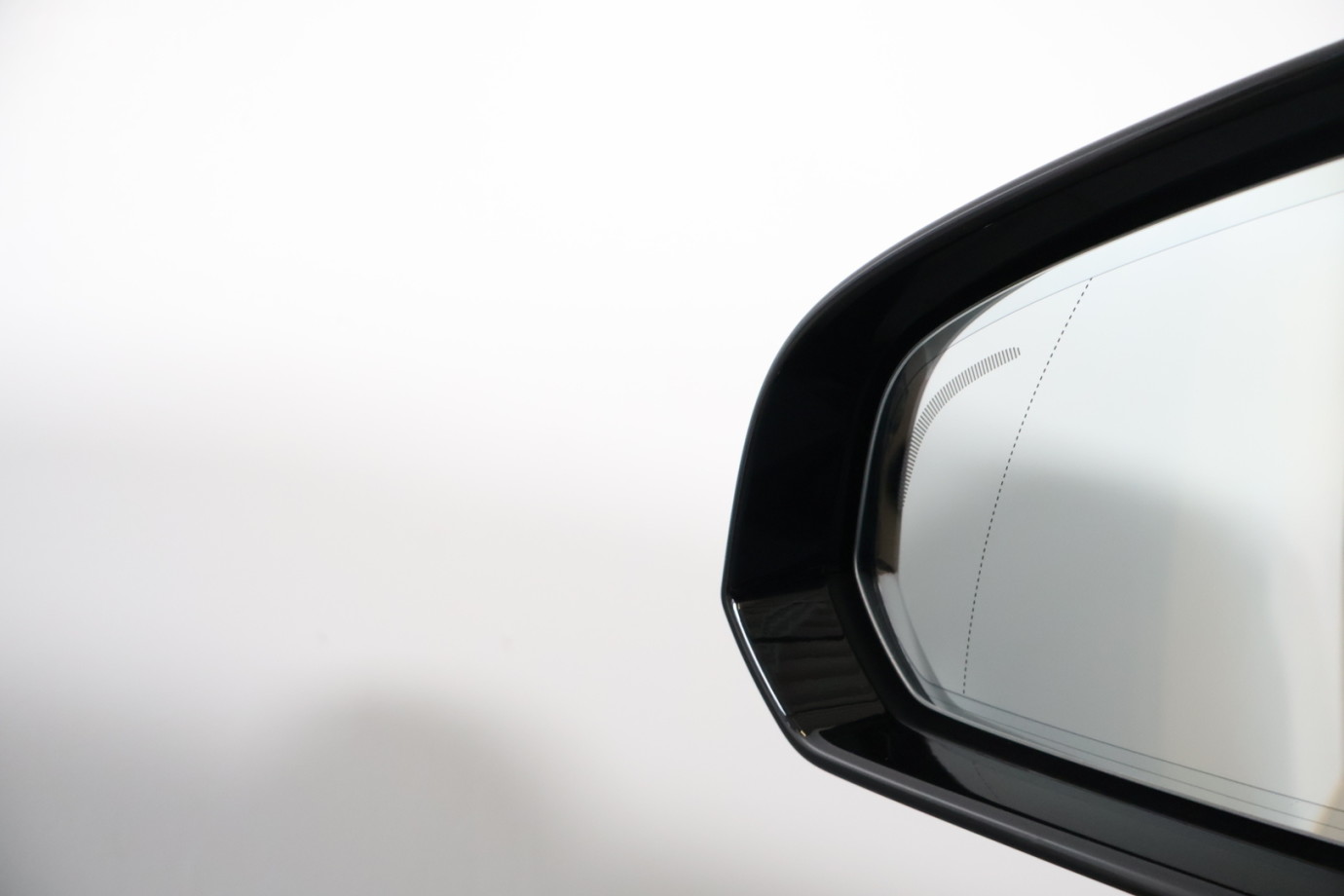 Esittelykuva VOLVO V60 lataushybridiautosta.