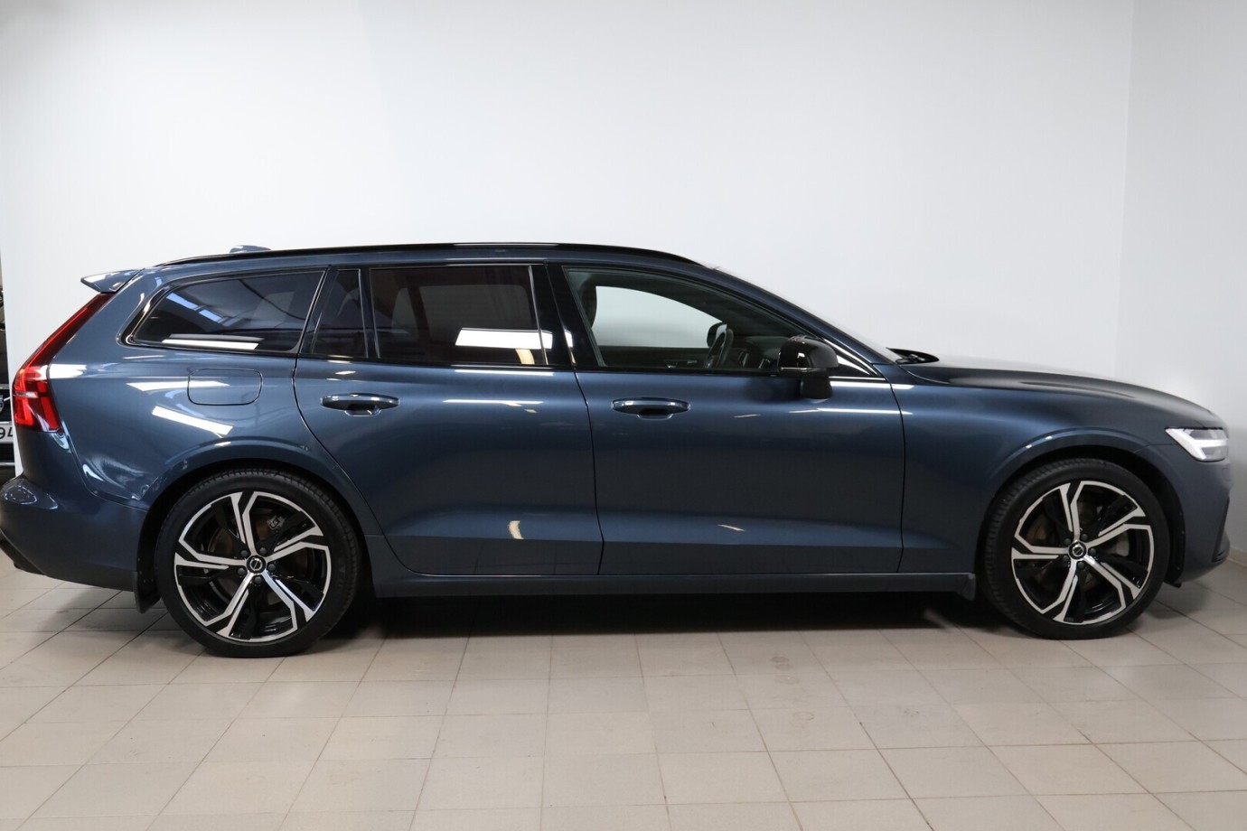 Esittelykuva VOLVO V60 lataushybridiautosta.