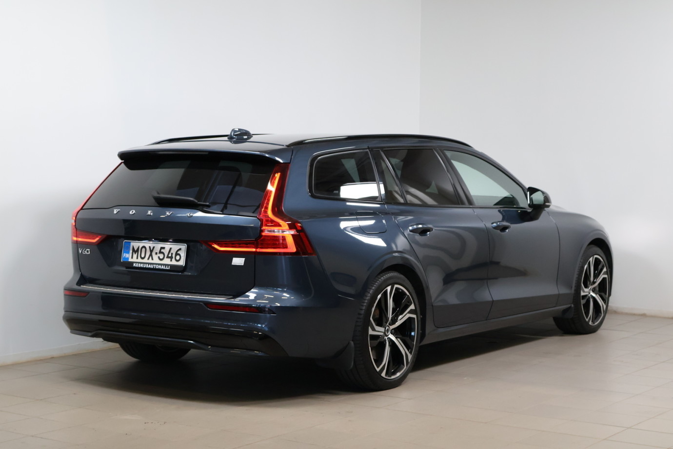 Esittelykuva VOLVO V60 lataushybridiautosta.