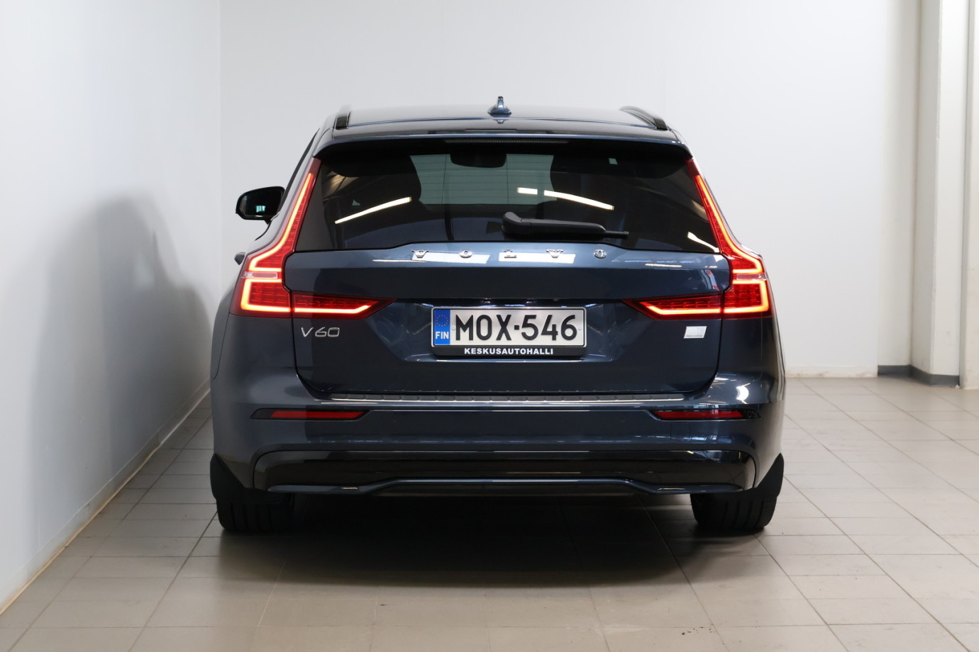 Esittelykuva VOLVO V60 lataushybridiautosta.