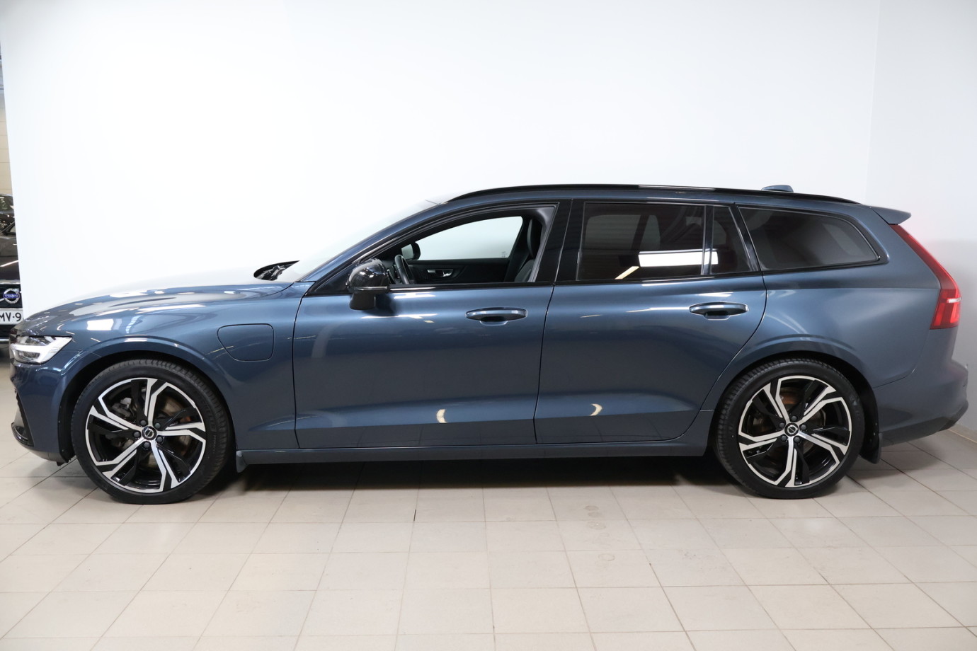 Esittelykuva VOLVO V60 lataushybridiautosta.