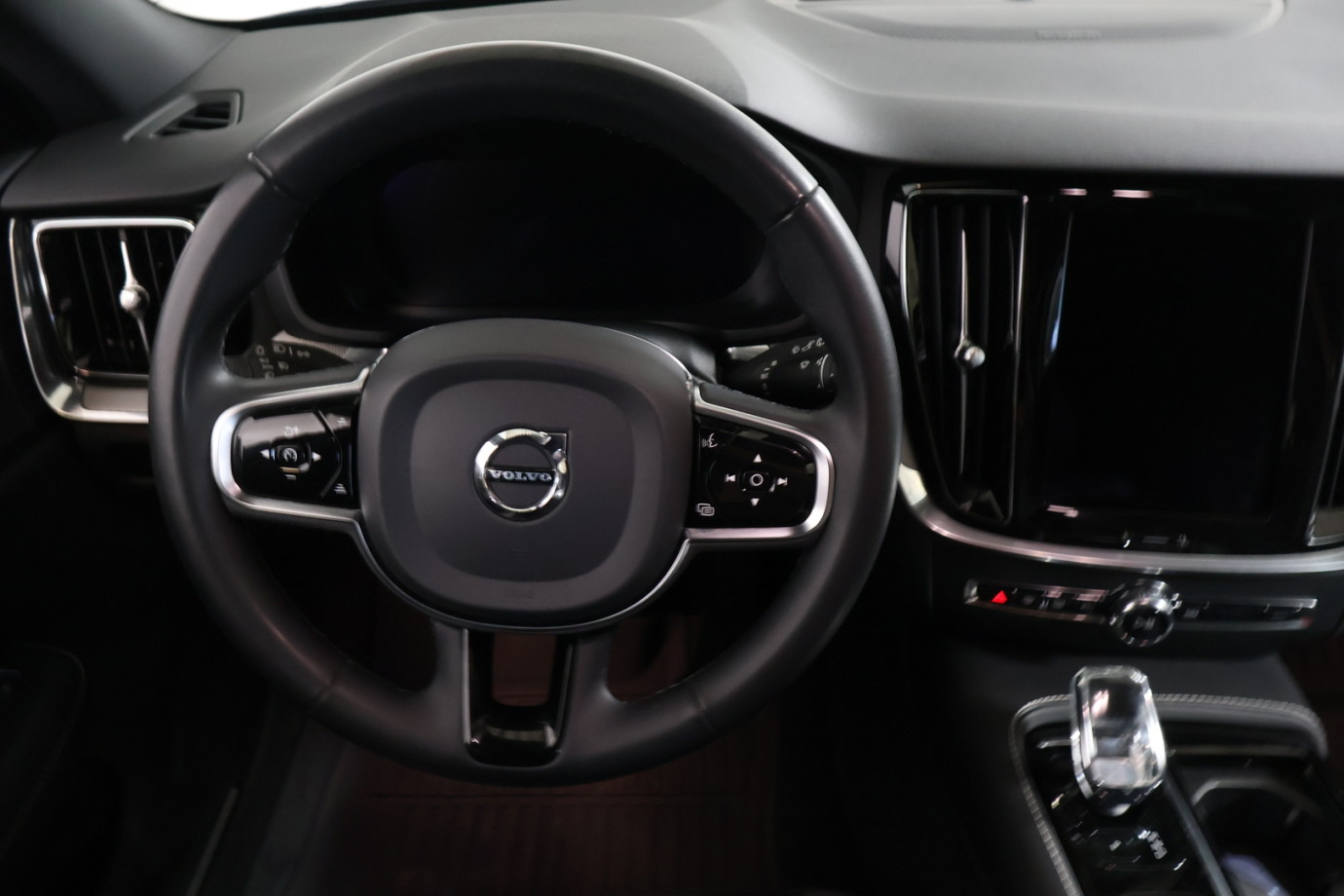 Esittelykuva VOLVO V60 lataushybridiautosta.