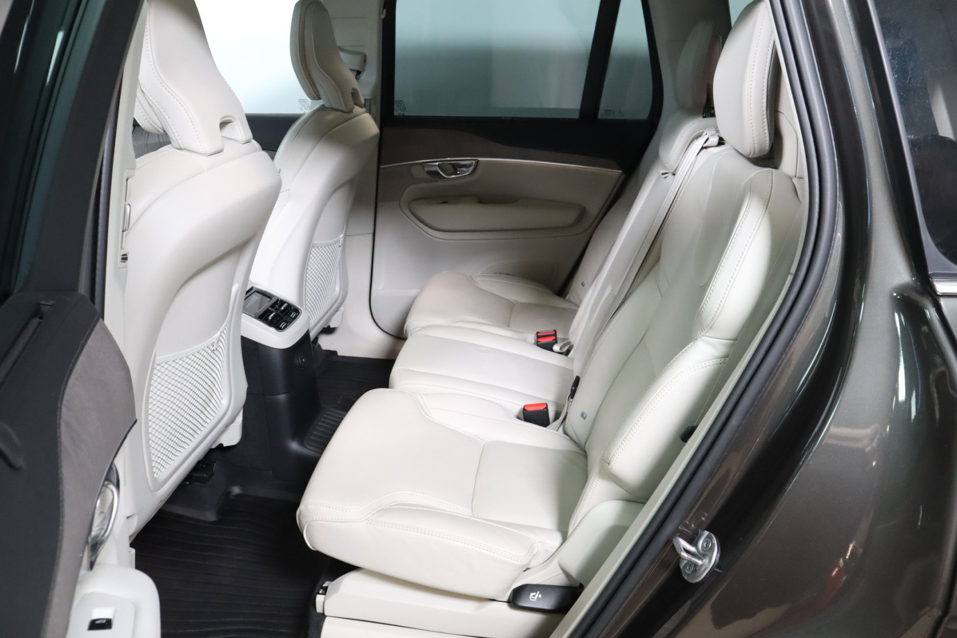 Esittelykuva VOLVO XC90 lataushybridiautosta.