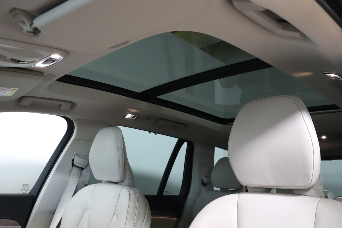 Esittelykuva VOLVO XC90 lataushybridiautosta.