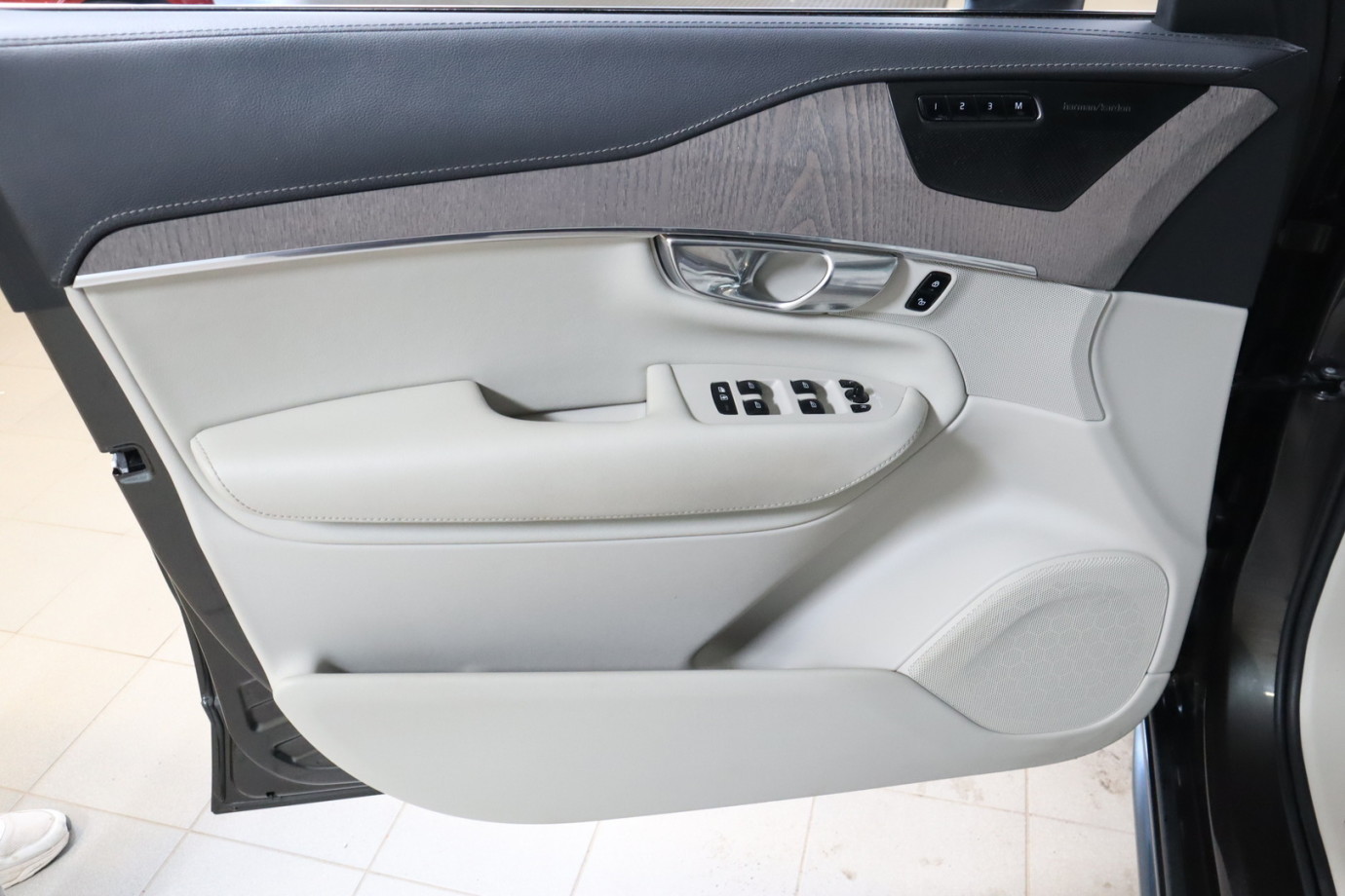 Esittelykuva VOLVO XC90 lataushybridiautosta.