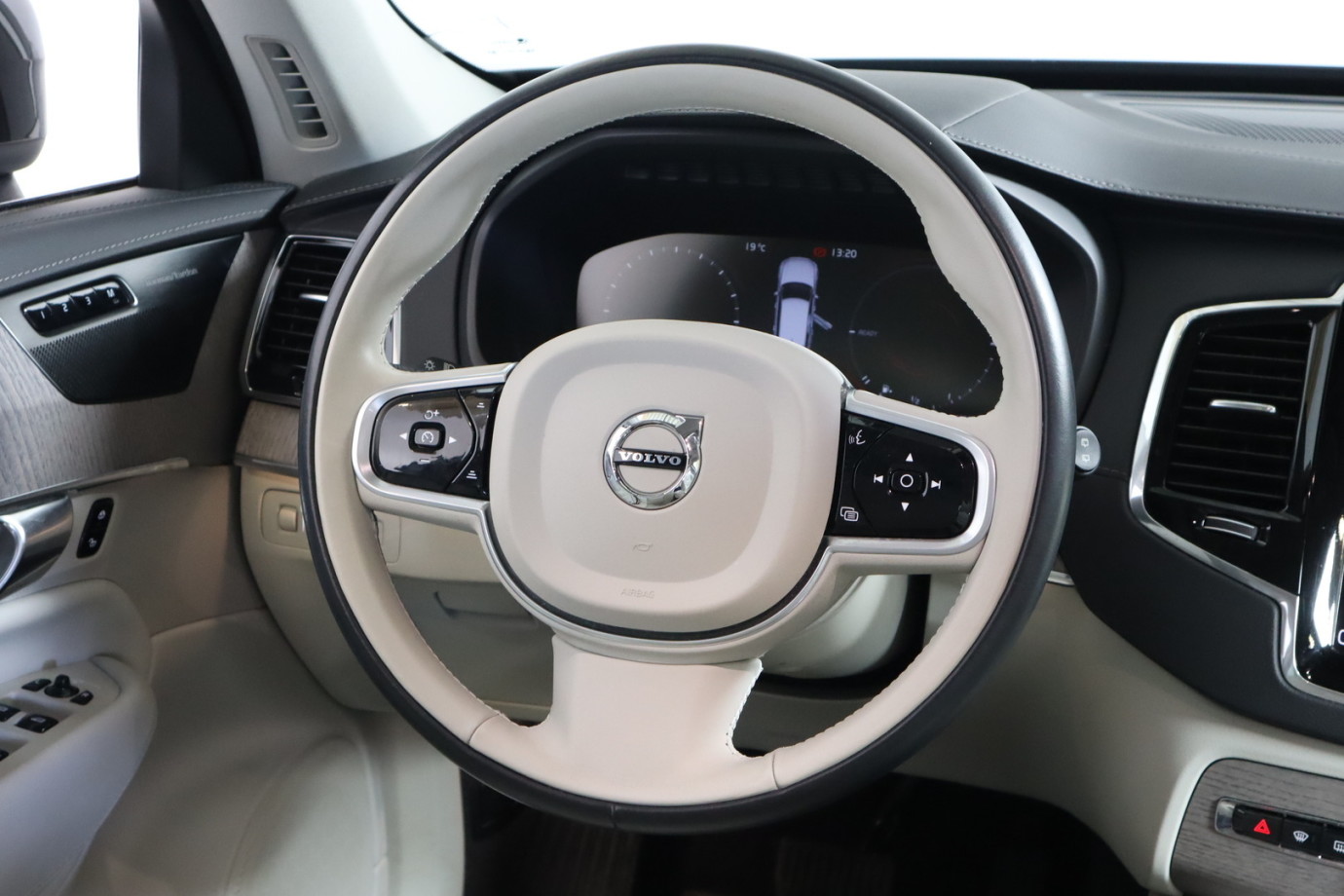 Esittelykuva VOLVO XC90 lataushybridiautosta.