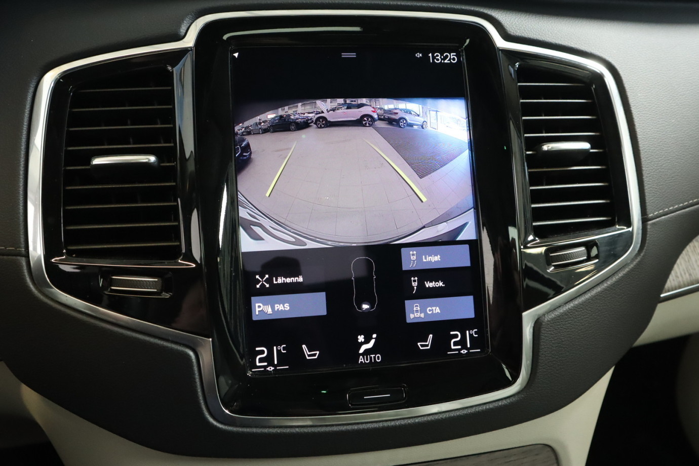 Esittelykuva VOLVO XC90 lataushybridiautosta.