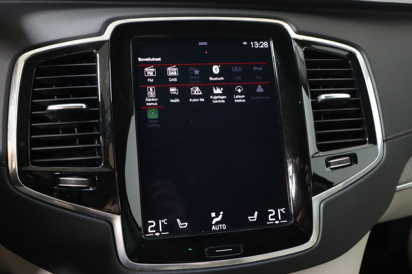 Esittelykuva VOLVO XC90 lataushybridiautosta.