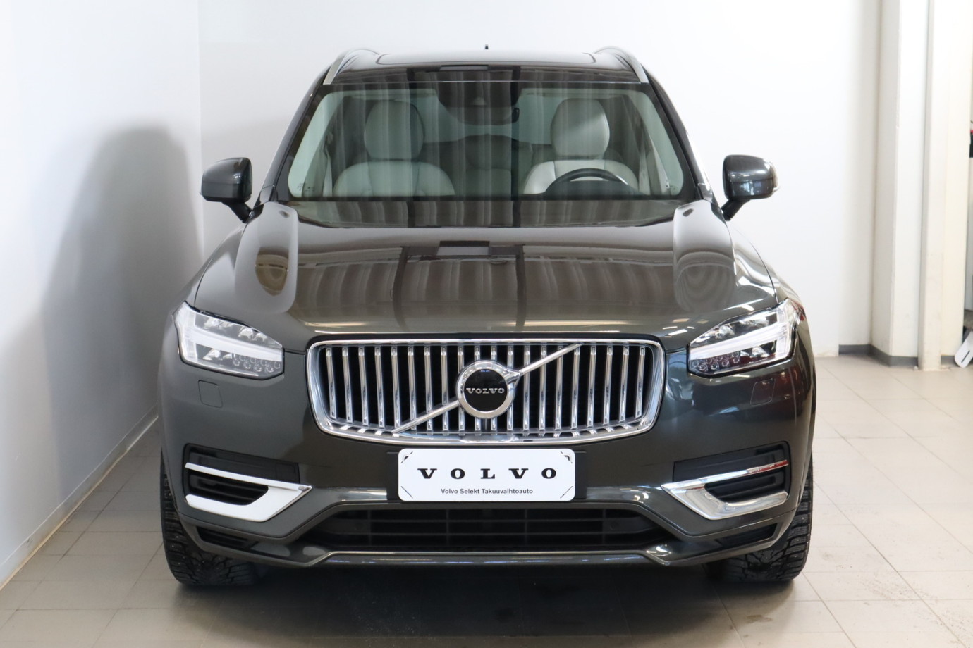 Esittelykuva VOLVO XC90 lataushybridiautosta.