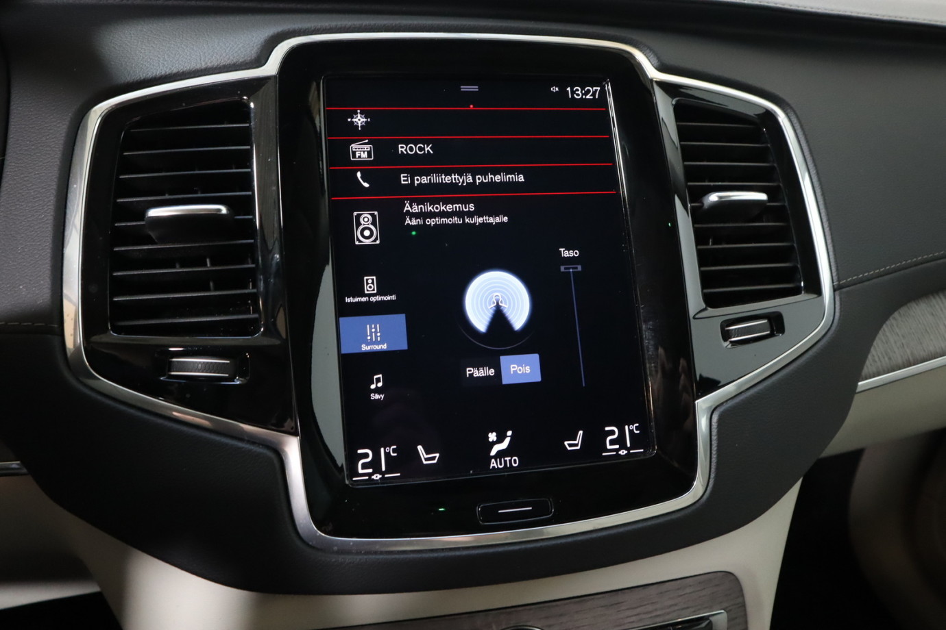 Esittelykuva VOLVO XC90 lataushybridiautosta.