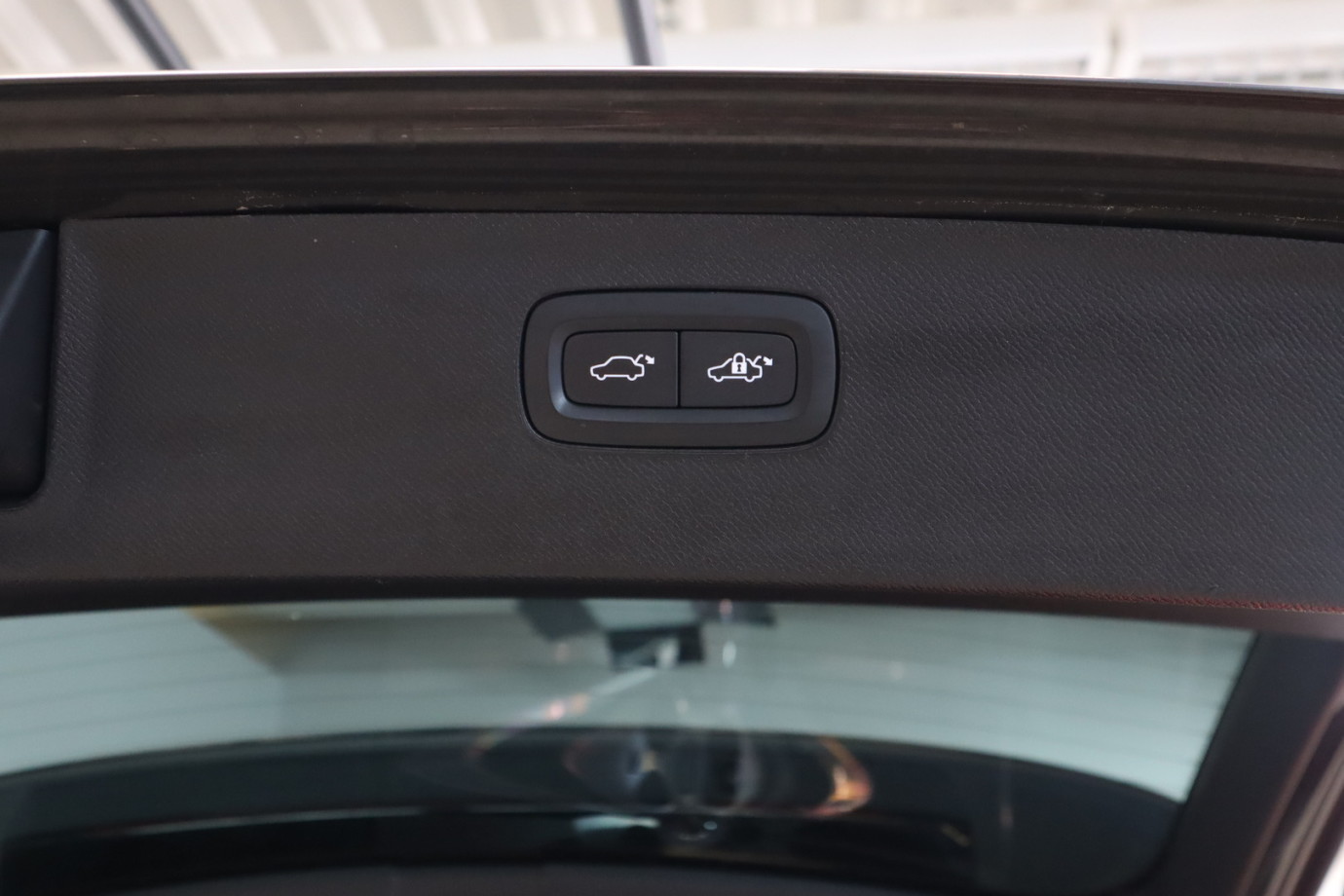 Esittelykuva VOLVO XC90 lataushybridiautosta.