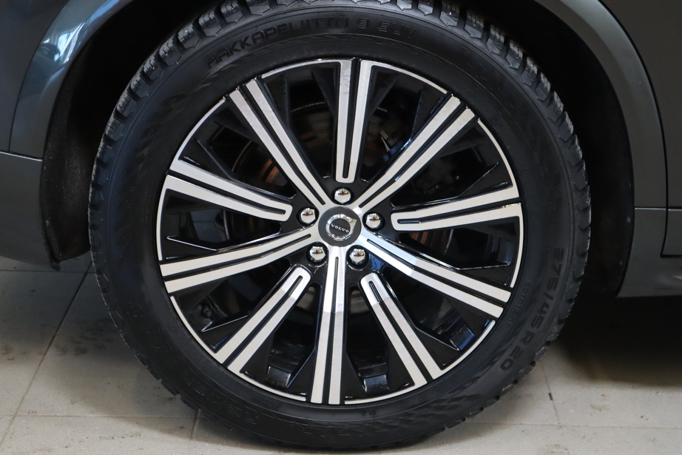 Esittelykuva VOLVO XC90 lataushybridiautosta.