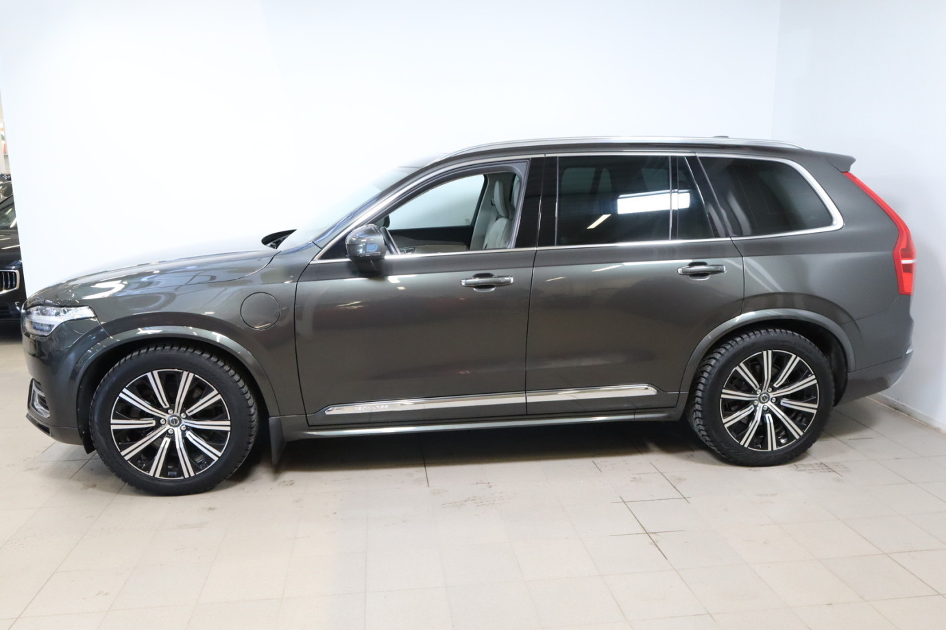 Esittelykuva VOLVO XC90 lataushybridiautosta.