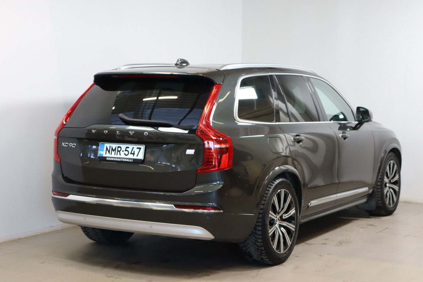 Esittelykuva VOLVO XC90 lataushybridiautosta.