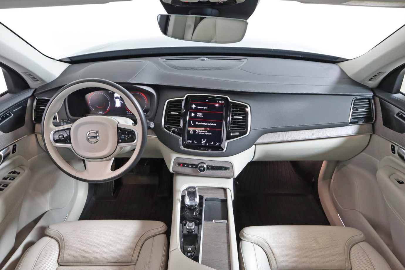 Esittelykuva VOLVO XC90 lataushybridiautosta.