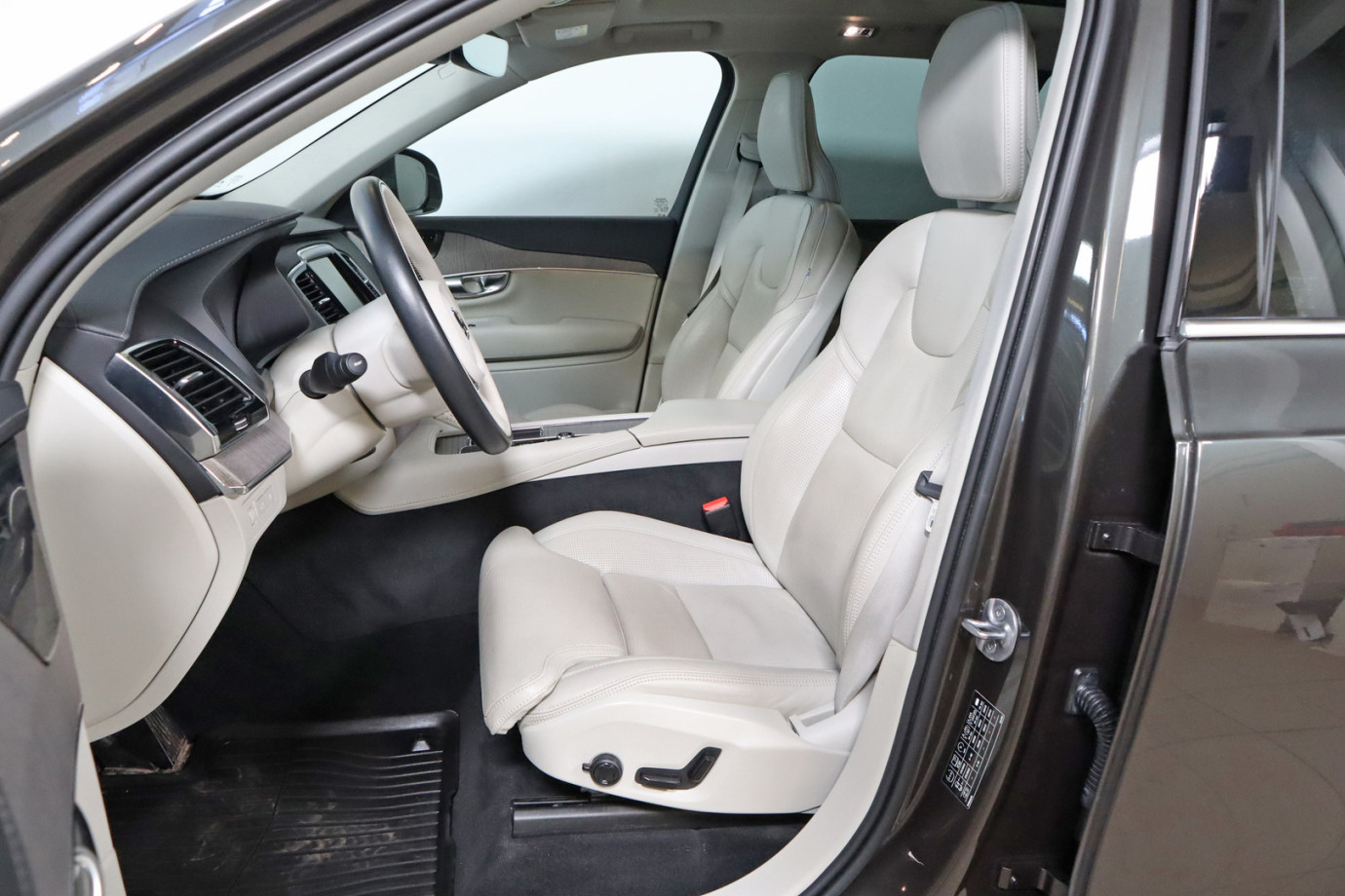 Esittelykuva VOLVO XC90 lataushybridiautosta.