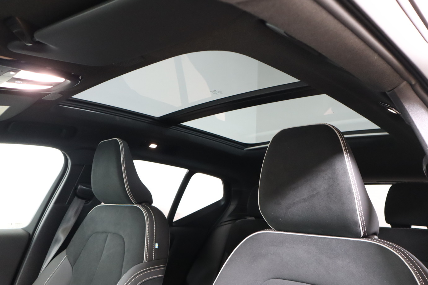 Esittelykuva VOLVO XC40 täyssähköautosta.