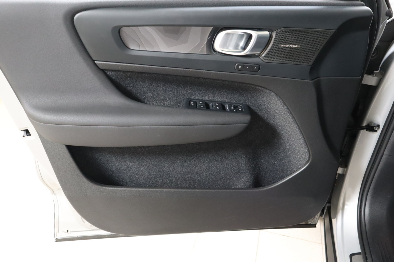 Esittelykuva VOLVO XC40 täyssähköautosta.