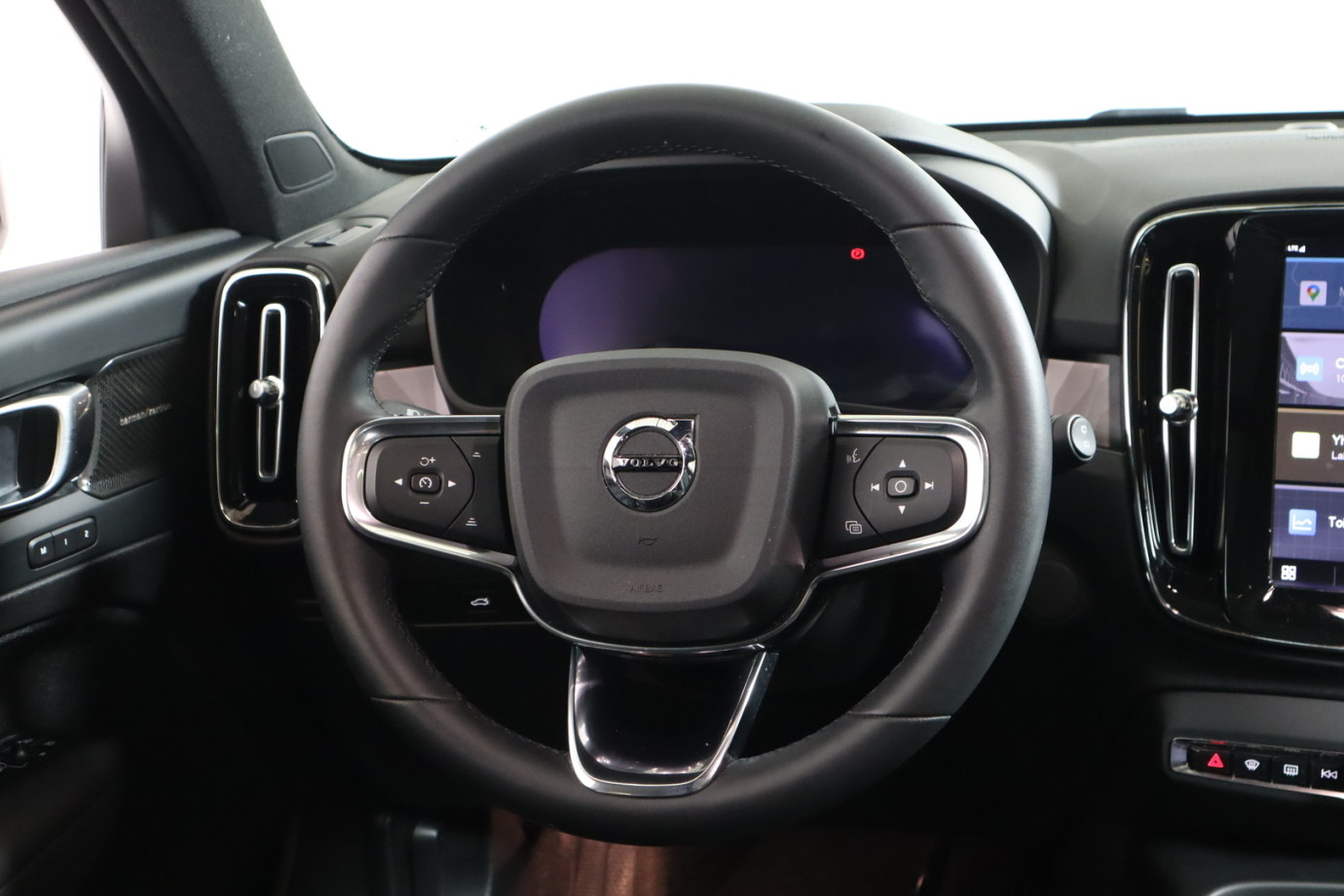 Esittelykuva VOLVO XC40 täyssähköautosta.
