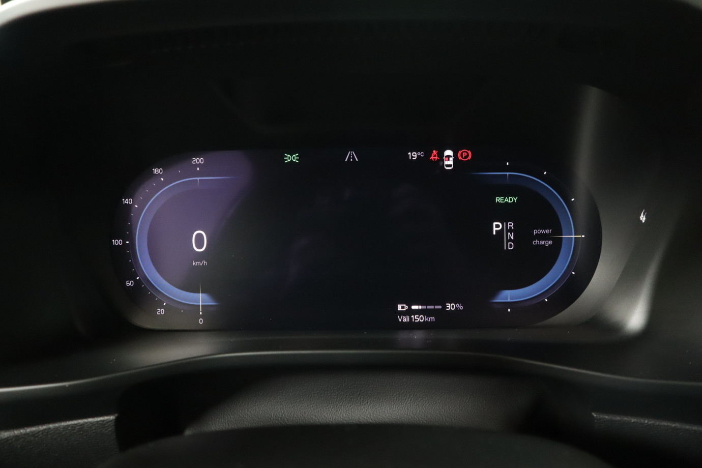Esittelykuva VOLVO XC40 täyssähköautosta.