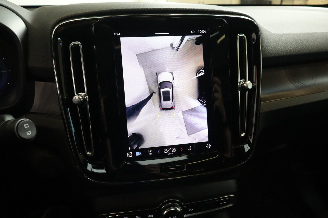Esittelykuva VOLVO XC40 täyssähköautosta.