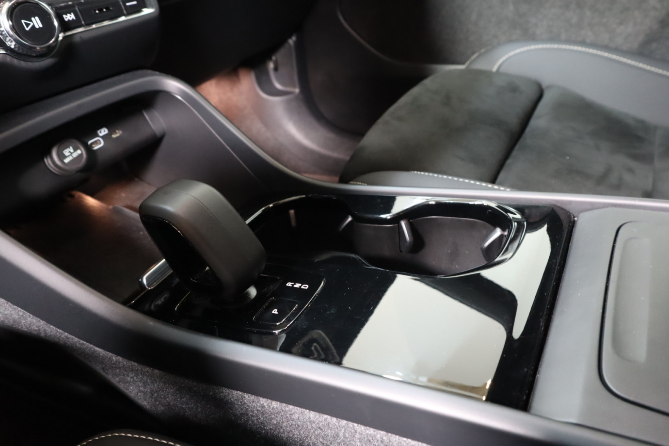 Esittelykuva VOLVO XC40 täyssähköautosta.