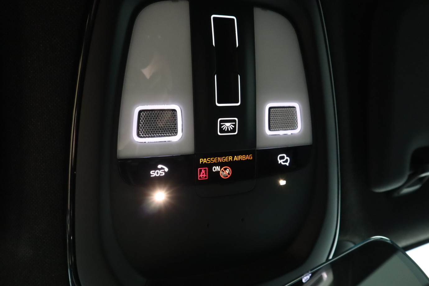 Esittelykuva VOLVO XC40 täyssähköautosta.