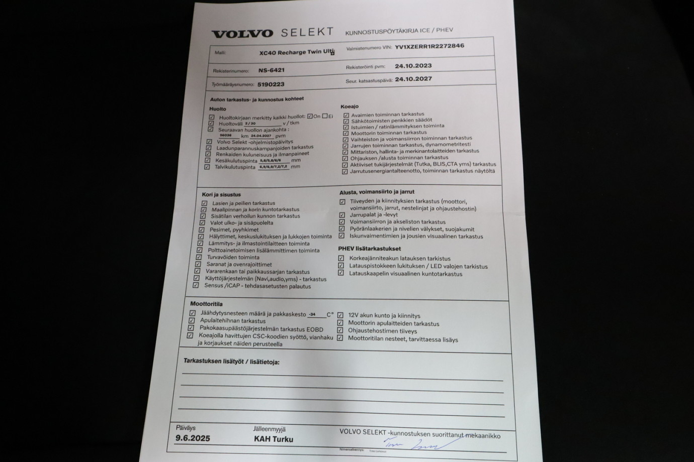 Esittelykuva VOLVO XC40 täyssähköautosta.