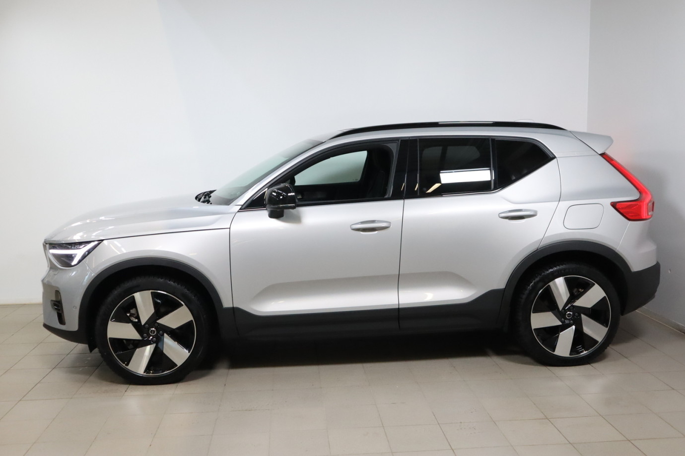 Esittelykuva VOLVO XC40 täyssähköautosta.