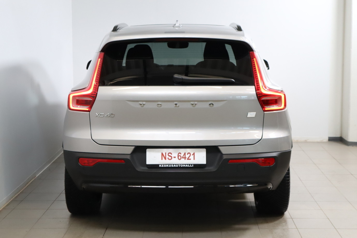 Esittelykuva VOLVO XC40 täyssähköautosta.