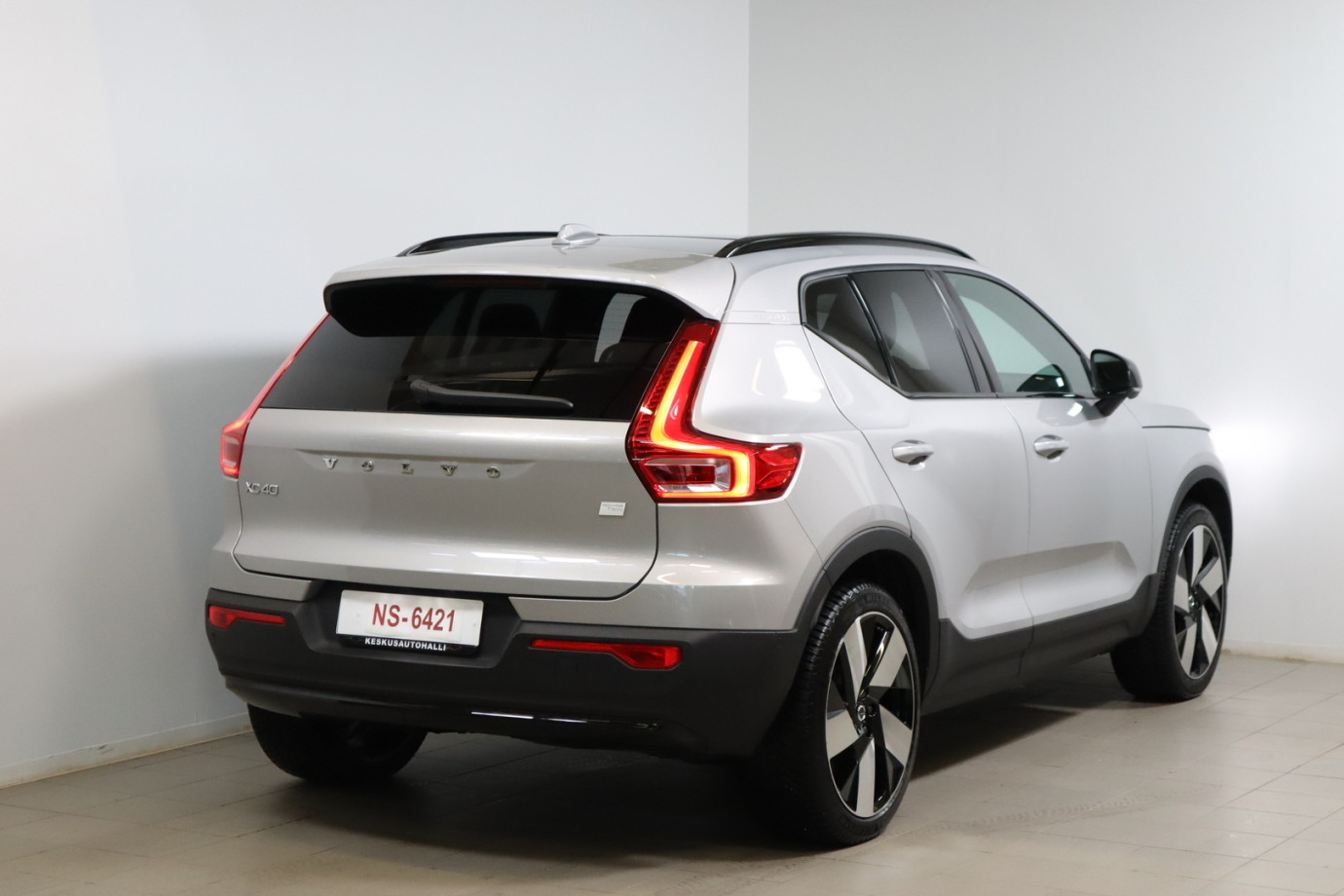 Esittelykuva VOLVO XC40 täyssähköautosta.