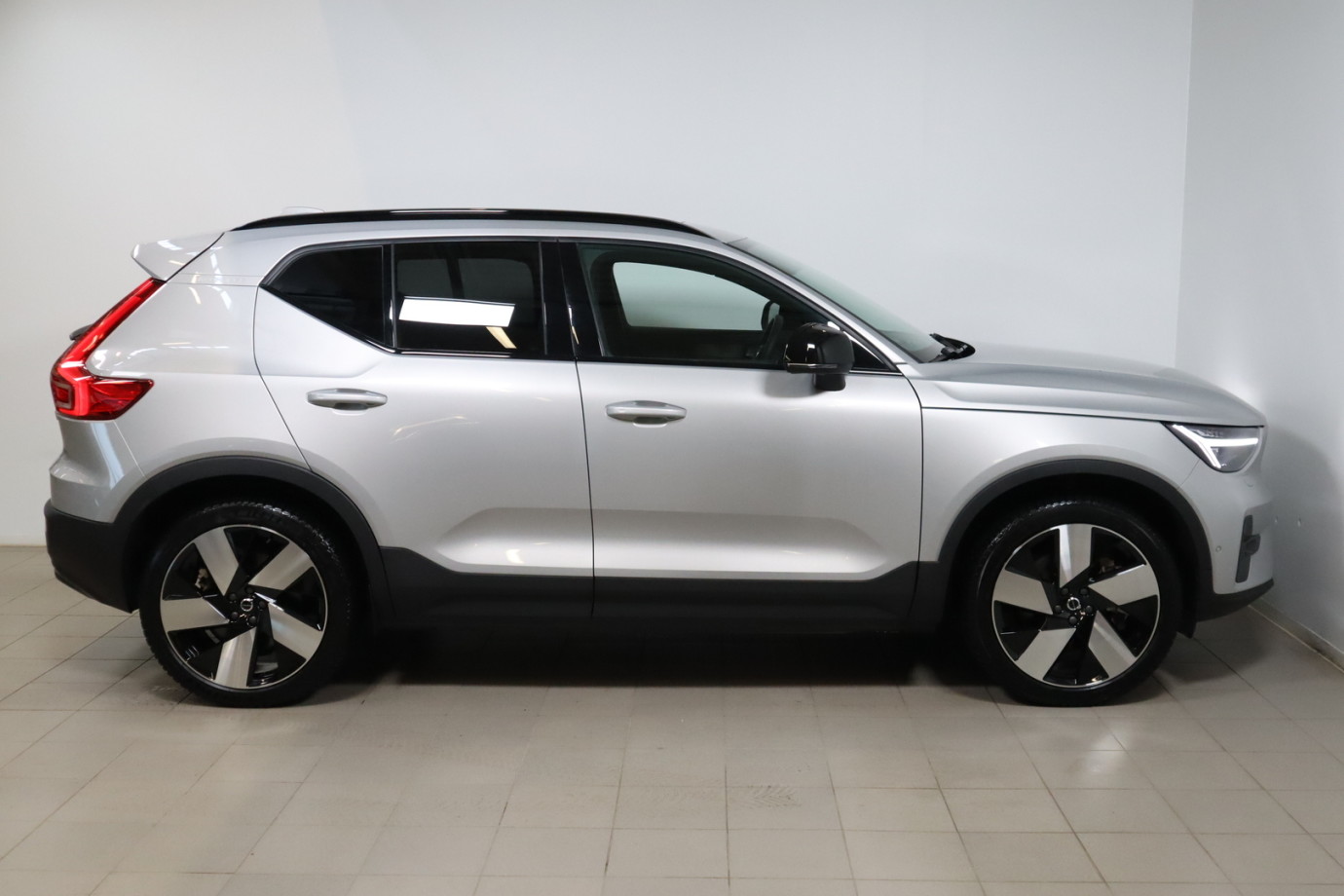 Esittelykuva VOLVO XC40 täyssähköautosta.