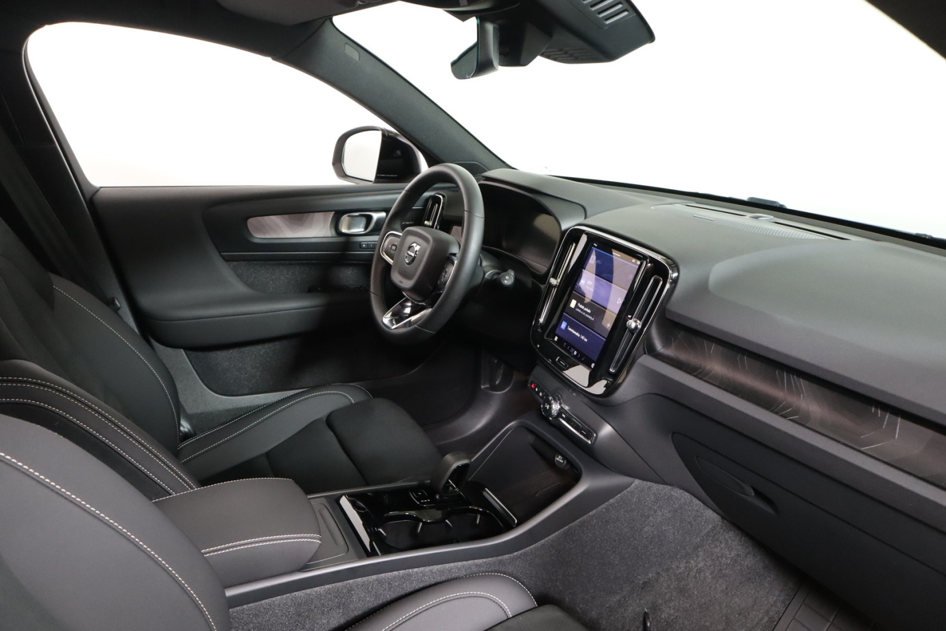Esittelykuva VOLVO XC40 täyssähköautosta.