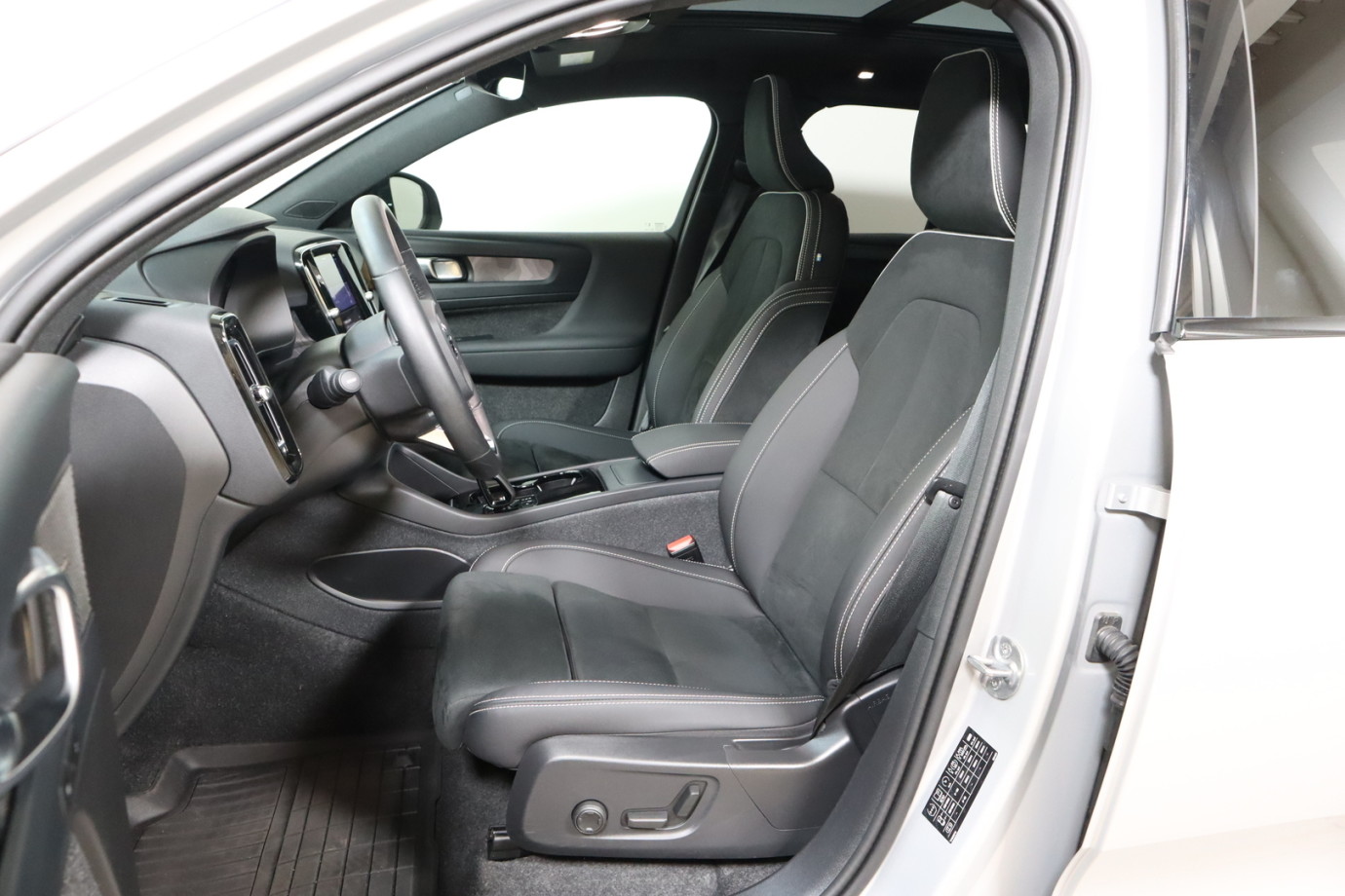 Esittelykuva VOLVO XC40 täyssähköautosta.