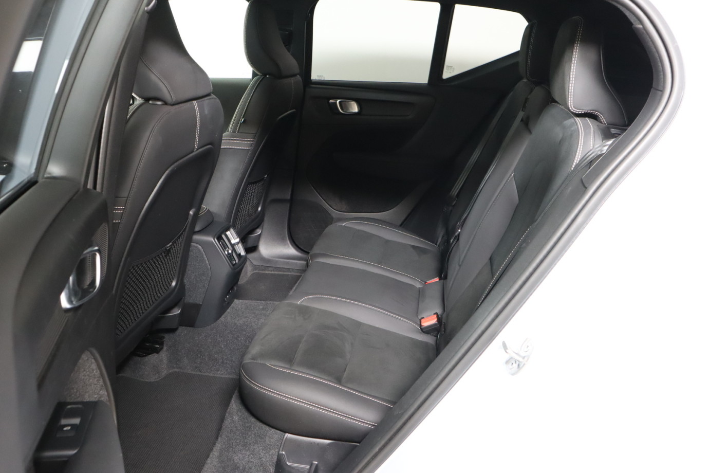 Esittelykuva VOLVO XC40 täyssähköautosta.