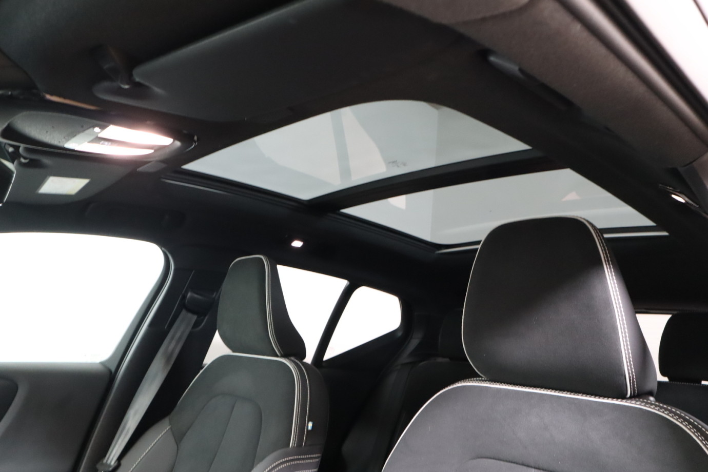 Esittelykuva VOLVO XC40 täyssähköautosta.