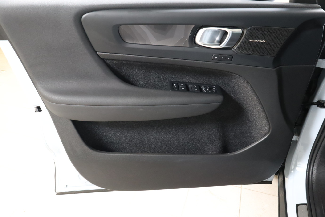 Esittelykuva VOLVO XC40 täyssähköautosta.