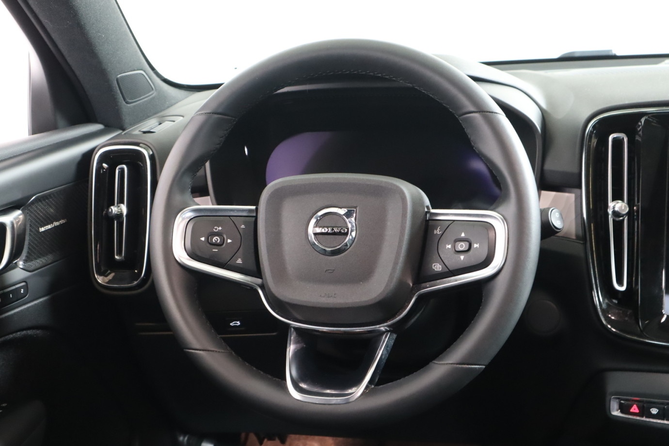 Esittelykuva VOLVO XC40 täyssähköautosta.