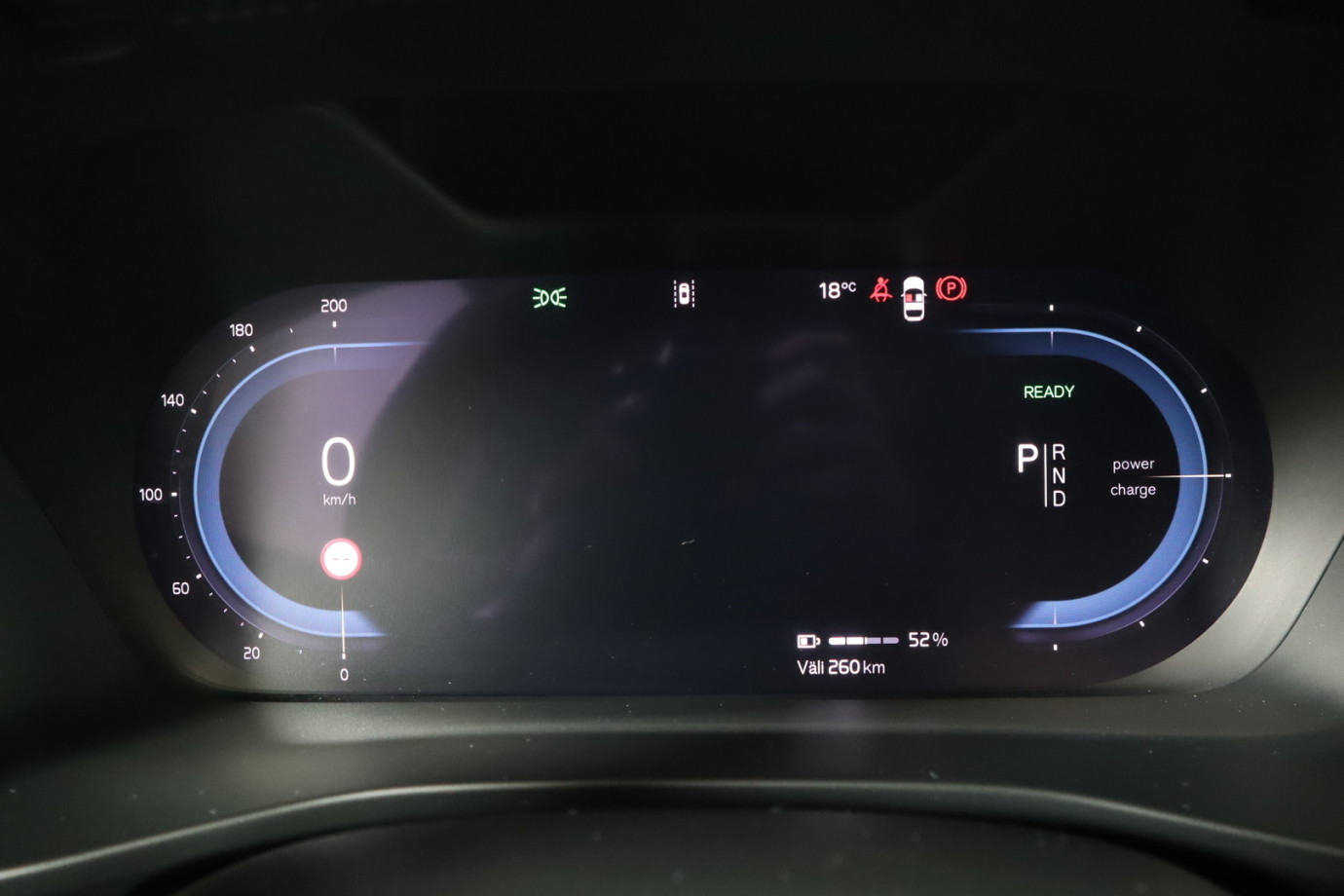 Esittelykuva VOLVO XC40 täyssähköautosta.