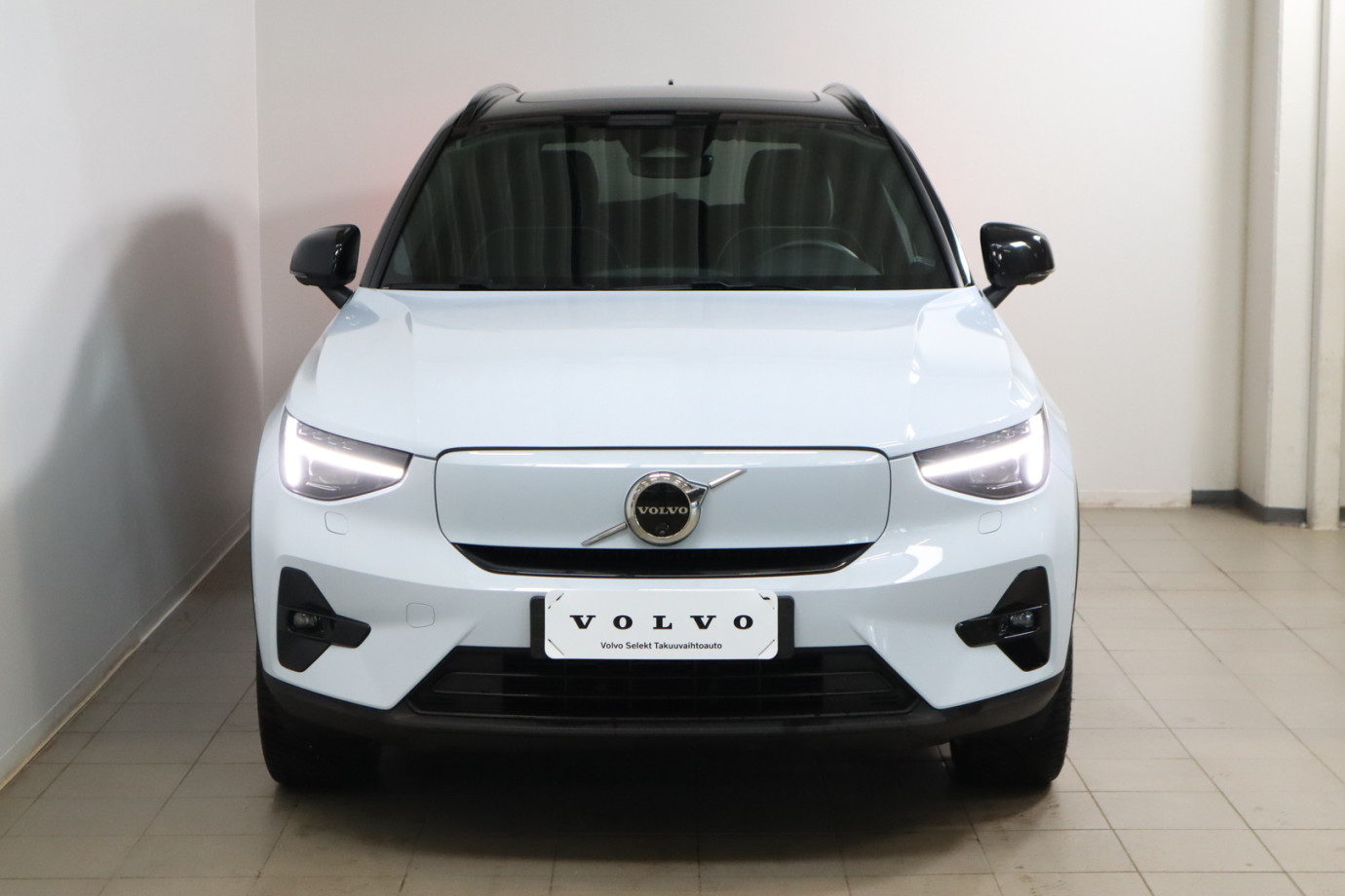Esittelykuva VOLVO XC40 täyssähköautosta.