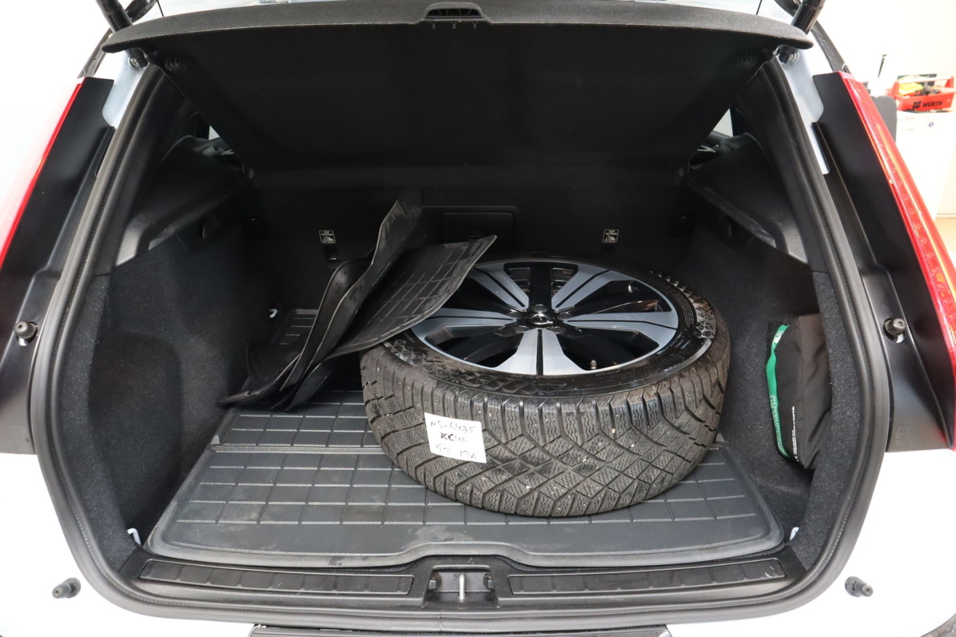 Esittelykuva VOLVO XC40 täyssähköautosta.